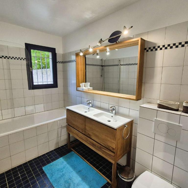 Piscine, plage à pied, WIFI, billard, babyfoot, ping pong, BBQ... - Villa avec Piscine Privée - 10
