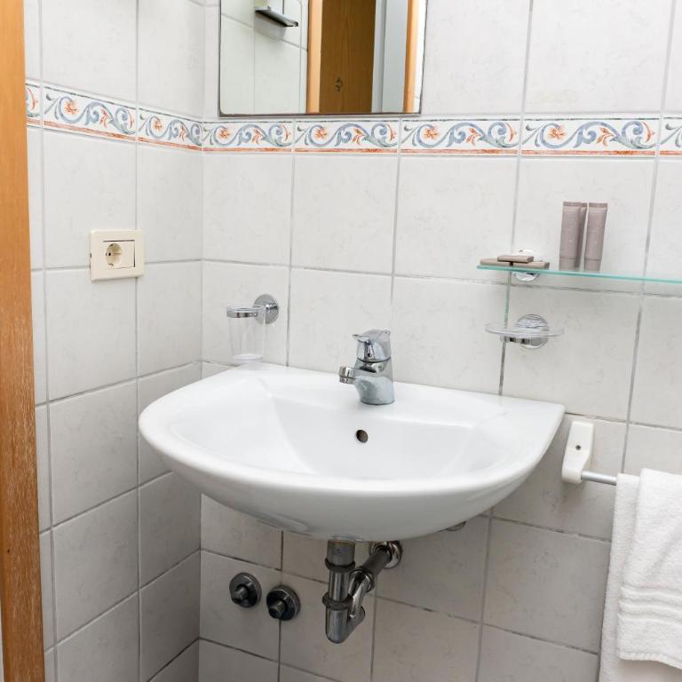 Hotel Mirabella - Standard Family Room - 4