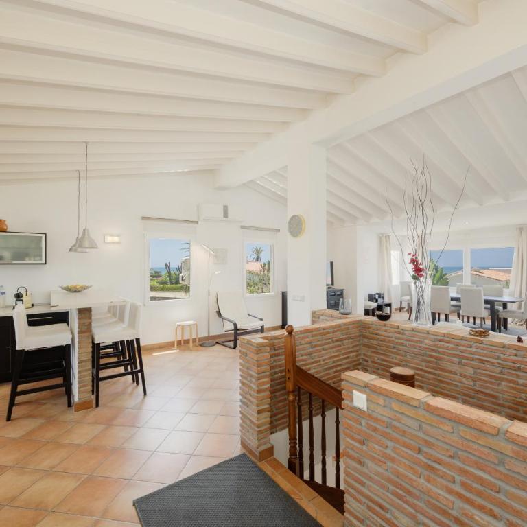 Beachfront with Private Terrace, Garden, BBQ, and Garage in Marbella - Casa de 4 dormitorios - 19