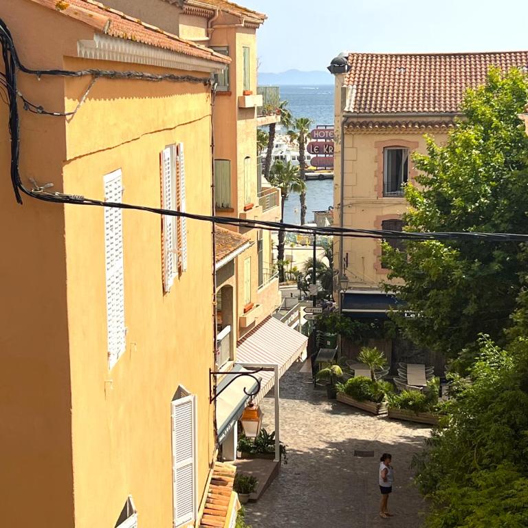 Hotel L'Escapade - Apartment with Balcony (Non Smoking) - 13