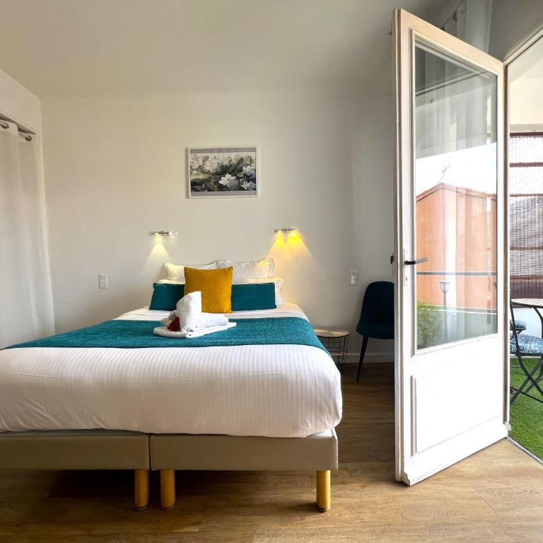Hotel L'Escapade - Superior Room with Balcony and Village View - 13