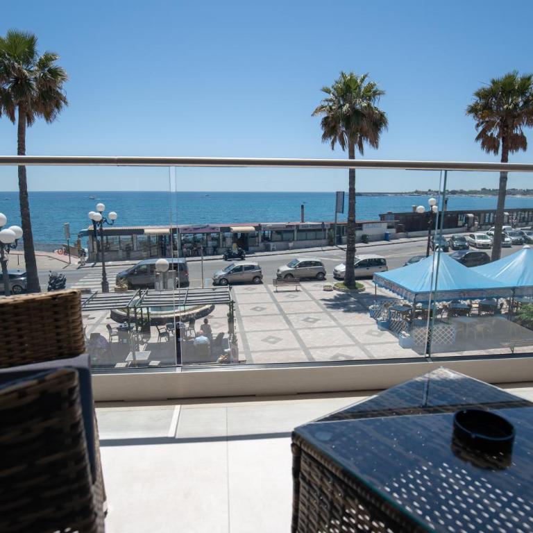 Nery Home Luxury Sea View Giardini Naxos - Camera Matrimoniale con Balcone e Vista Mare - 11