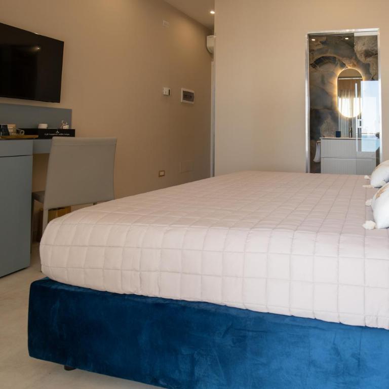 Nery Home Luxury Sea View Giardini Naxos - Camera Matrimoniale con Balcone e Vista Mare - 12