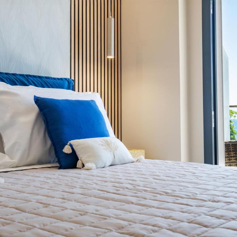 Nery Home Luxury Sea View Giardini Naxos - Camera Matrimoniale con Balcone e Vista Mare - 17