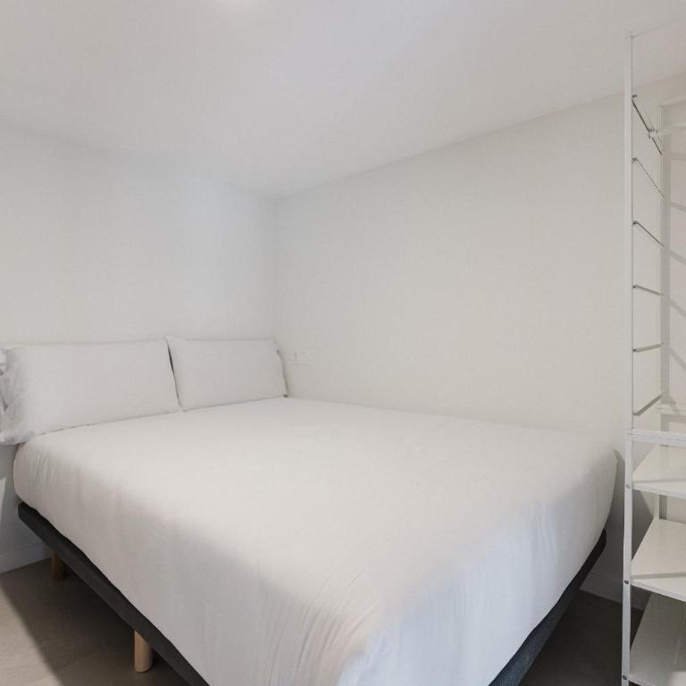 Gran Turia Apartments - Deluxe Two-Bedroom Apartment with Garden View - 13