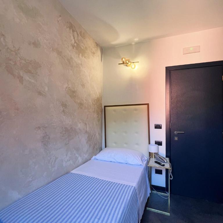 Hotel Le Grazie - Camera Superior Matrimoniale/Doppia con Letti Singoli con Vista Città - 8