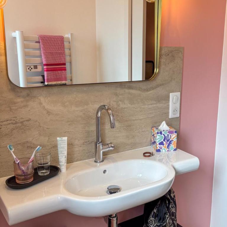 Maison sol en ciel Petit Dejeuner et Parking inclus - Chambre Double avec Salle de Bains Privative - 16