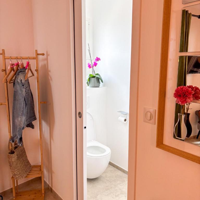 Maison sol en ciel Petit Dejeuner et Parking inclus - Chambre Double avec Salle de Bains Privative - 11