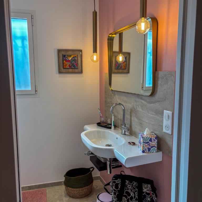 Maison sol en ciel Petit Dejeuner et Parking inclus - Chambre Double avec Salle de Bains Privative - 15