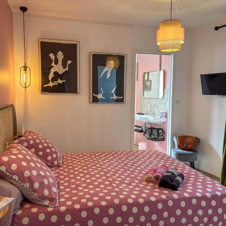 Maison sol en ciel Petit Dejeuner et Parking inclus - Chambre Double avec Salle de Bains Privative - 8