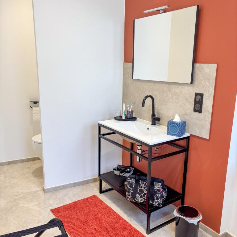 Maison sol en ciel Petit Dejeuner et Parking inclus - Chambre Double avec Salle de Bains Privative - 16