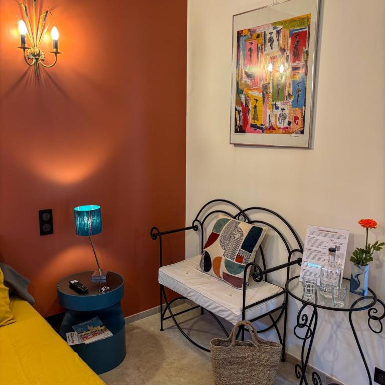 Maison sol en ciel Petit Dejeuner et Parking inclus - Chambre Double avec Salle de Bains Privative - 8