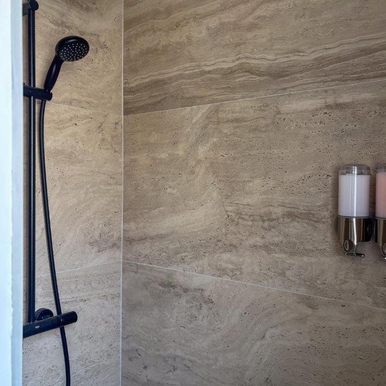 Maison sol en ciel Petit Dejeuner et Parking inclus - Chambre Double avec Salle de Bains Privative - 17