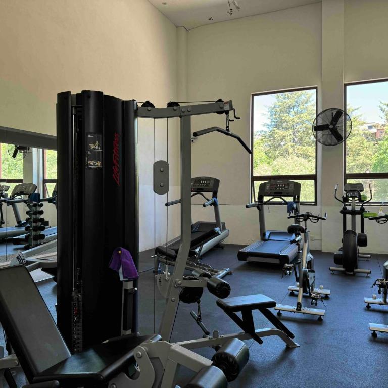Elegant 3BR Condo 5 Star Amenities near Centro - Apartamento de 3 dormitorios con balcón - 72