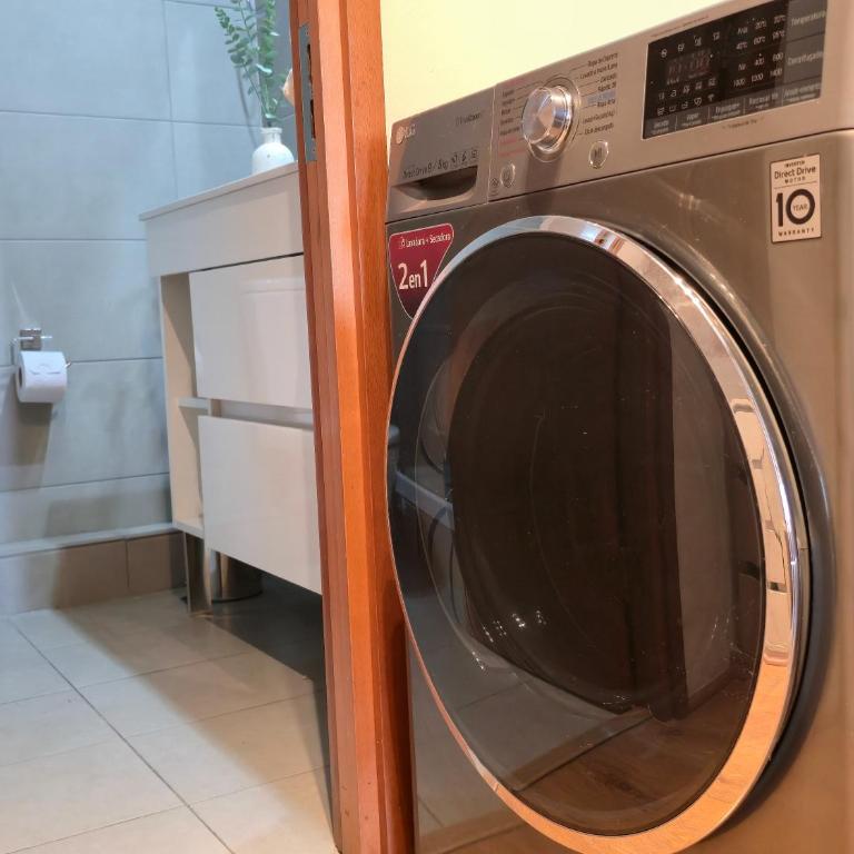 Lujoso Depto Las Condes - vista panorámica, a una cuadra del metro & estacionamiento gratis - Apartamento de 1 dormitorio - 10