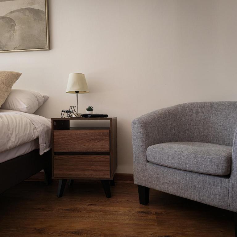 Lujoso Depto Las Condes - vista panorámica, a una cuadra del metro & estacionamiento gratis - Apartamento de 1 dormitorio - 17