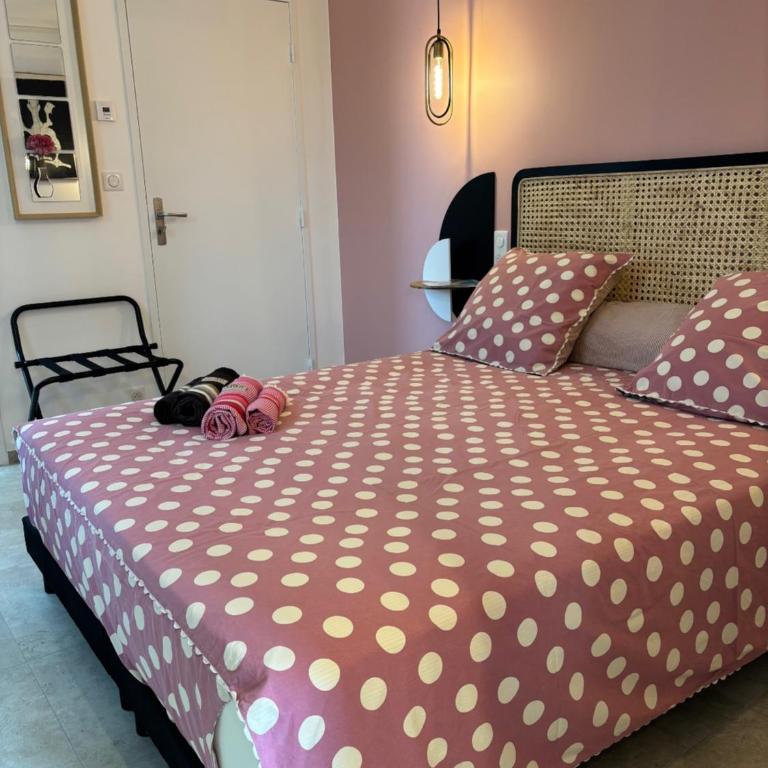 Maison sol en ciel Petit Dejeuner et Parking inclus - Chambre Double avec Salle de Bains Privative - 9