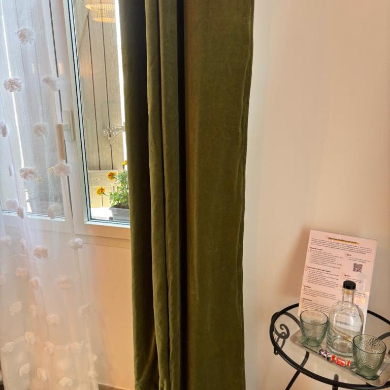 Maison sol en ciel Petit Dejeuner et Parking inclus - Chambre Double avec Salle de Bains Privative - 13