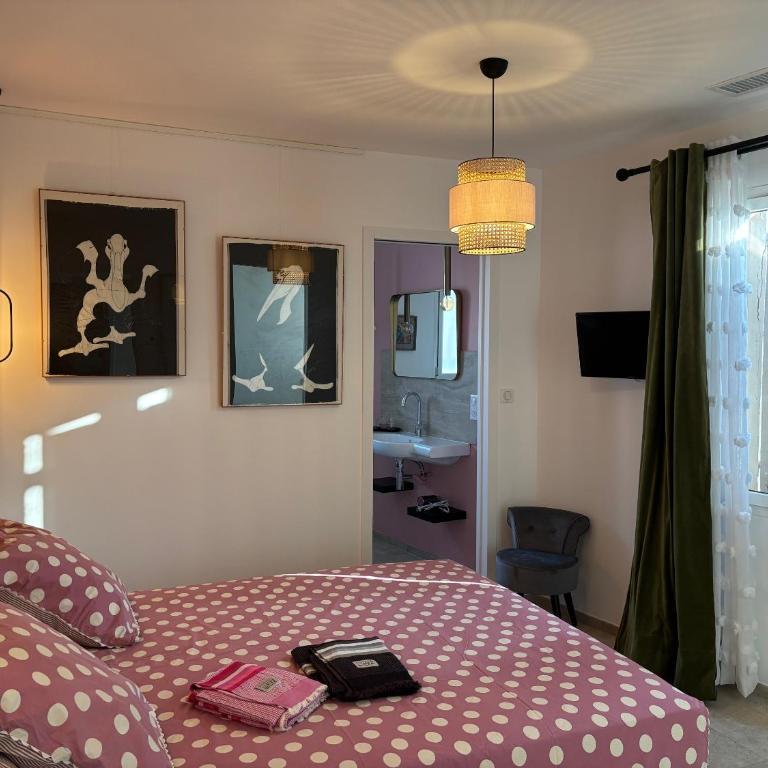 Maison sol en ciel Petit Dejeuner et Parking inclus - Chambre Double avec Salle de Bains Privative - 7