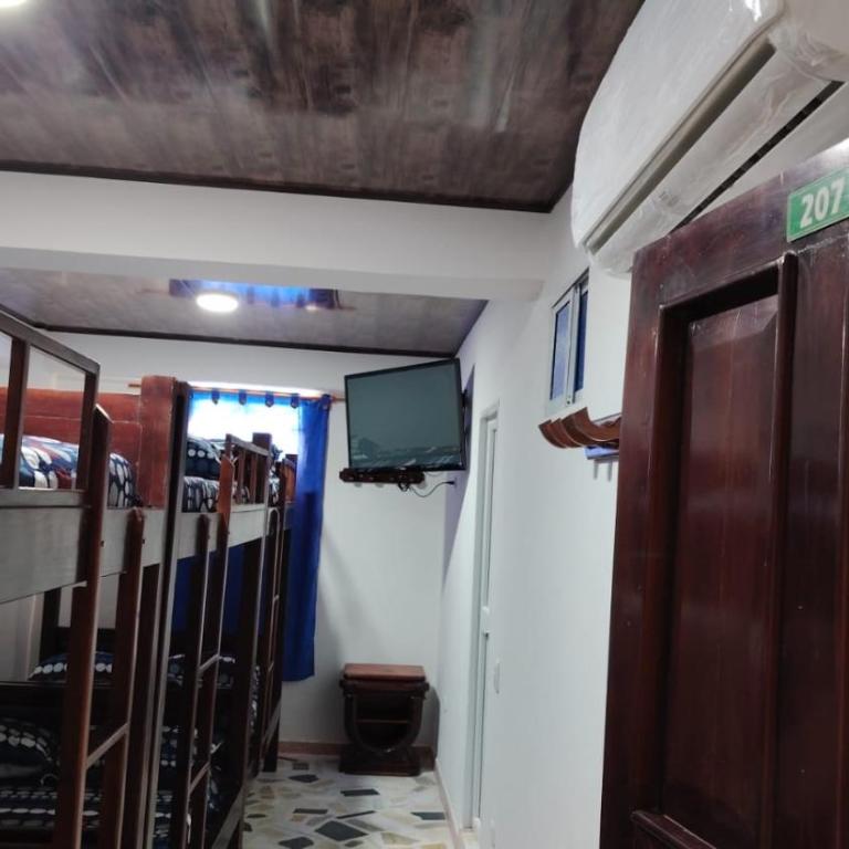 CARTAGENA BOQUILLA BEACH HOSTEl - Family Cabin on Boat - 4