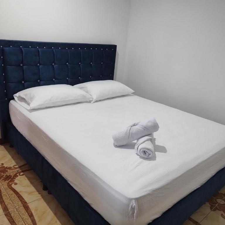 Hostal Ángel Victoria - Two-Bedroom Apartment with Balcony - 8