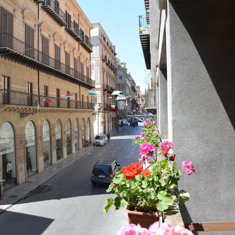 Duca di Villena - King Room with Balcony - 3