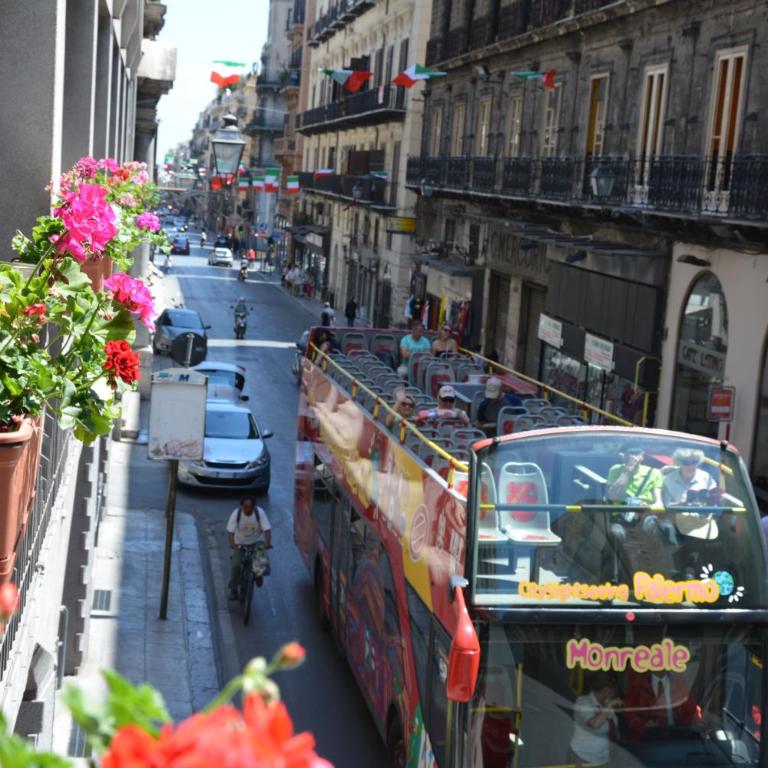 Duca di Villena - Deluxe Double Room with Balcony - 12