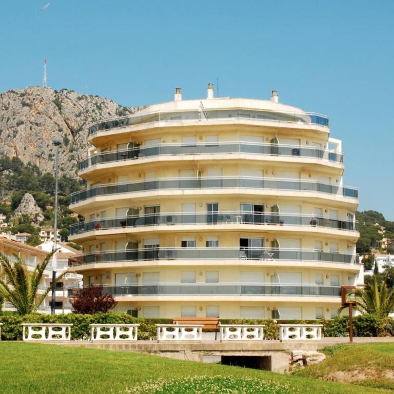 Apartment in Estartit by the Beach - Three-Bedroom Apartment - 1