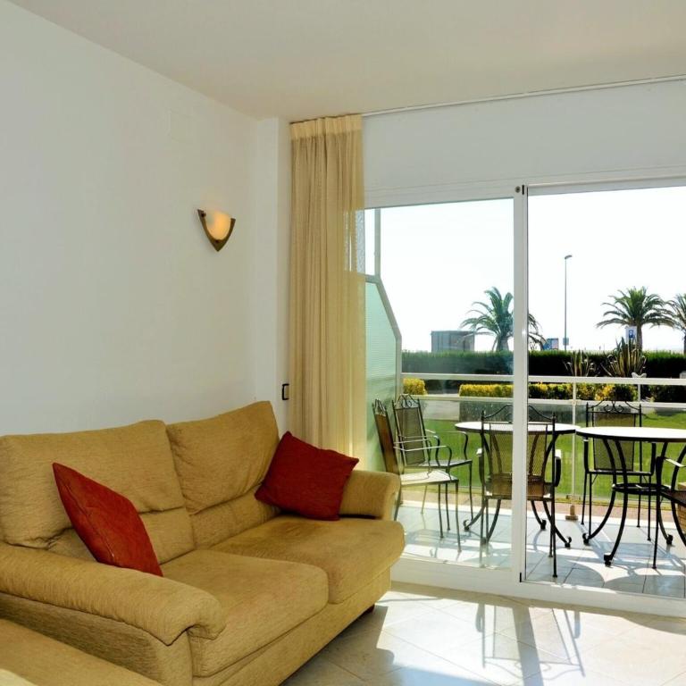 Apartment in Estartit by the Beach - Three-Bedroom Apartment - 3