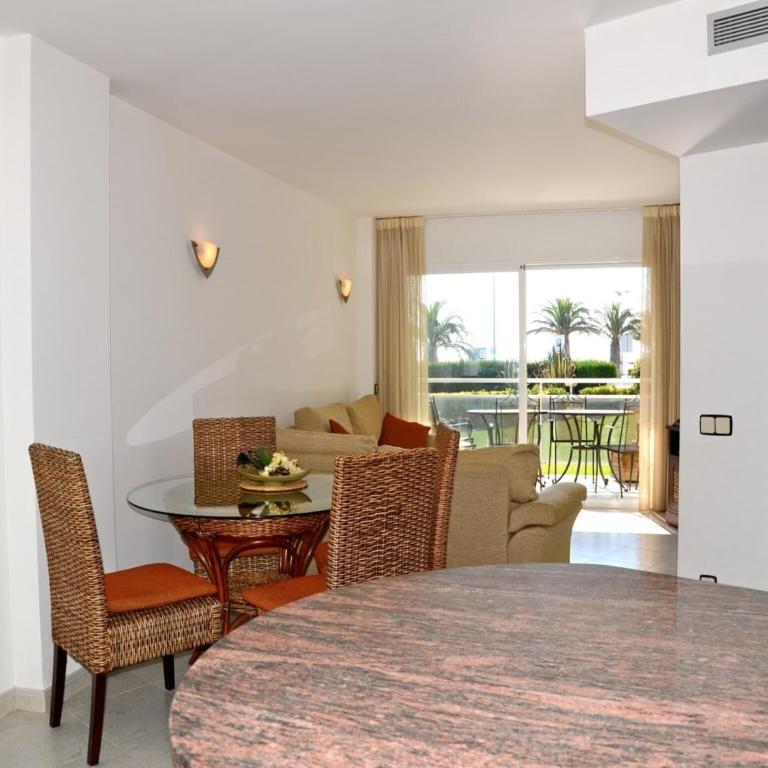 Apartment in Estartit by the Beach - Three-Bedroom Apartment - 9
