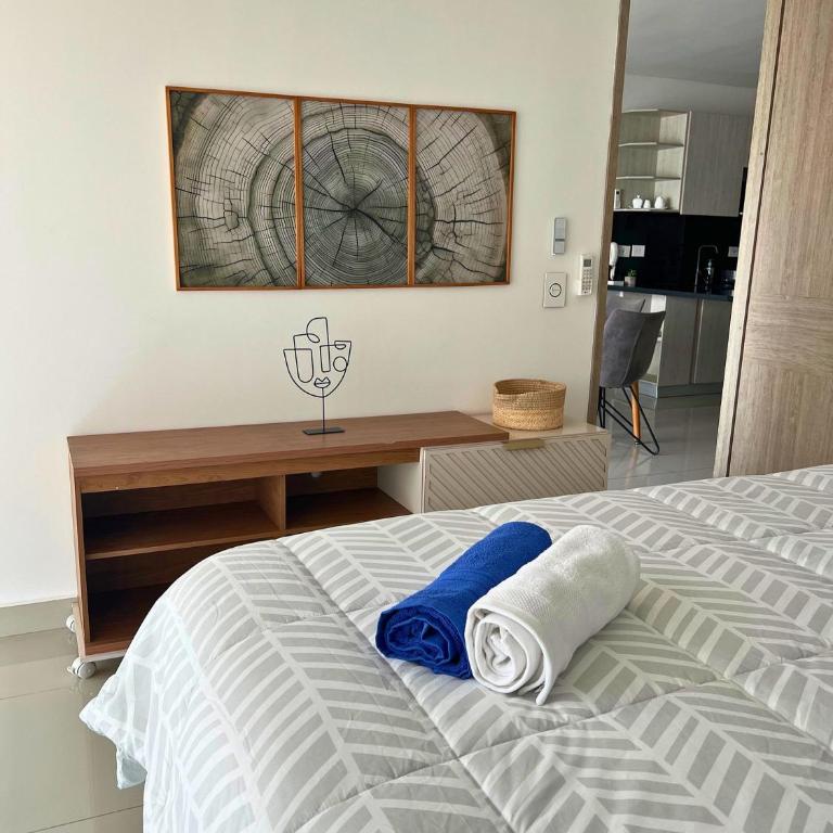 Chic Apartment Near It All - One-Bedroom Apartment with Balcony and Sea View - 13