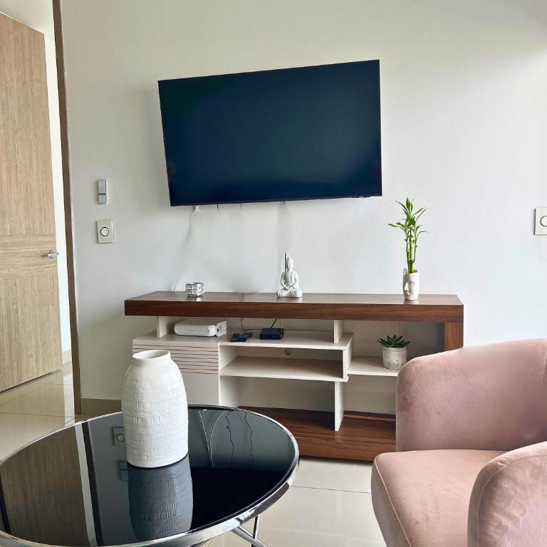 Chic Apartment Near It All - One-Bedroom Apartment with Balcony and Sea View - 20