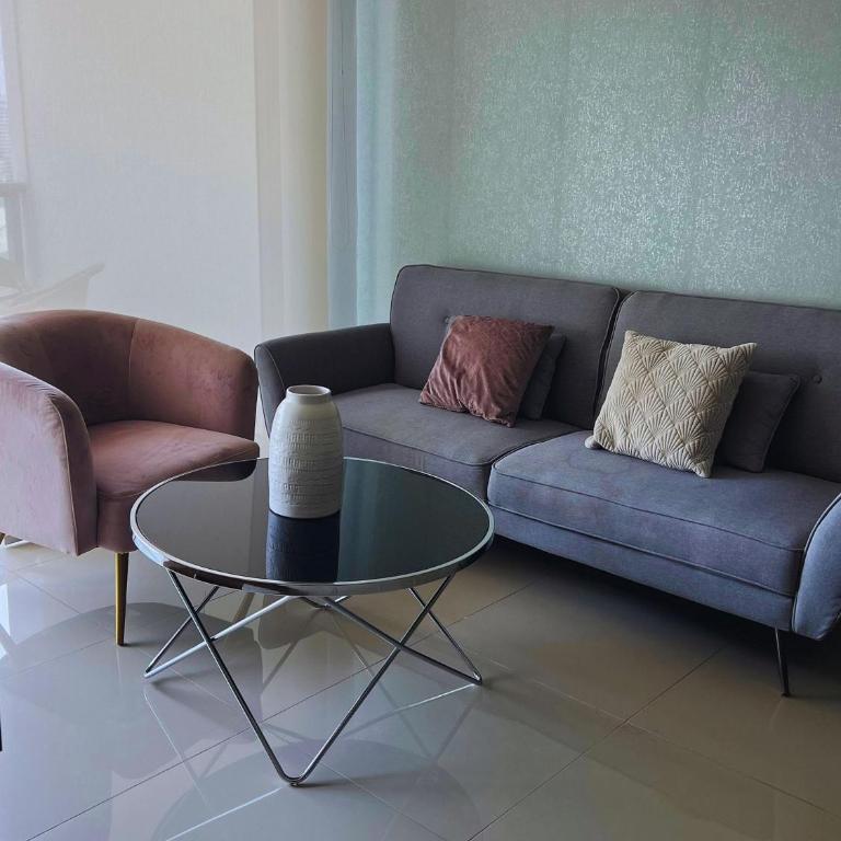 Chic Apartment Near It All - One-Bedroom Apartment with Balcony and Sea View - 21