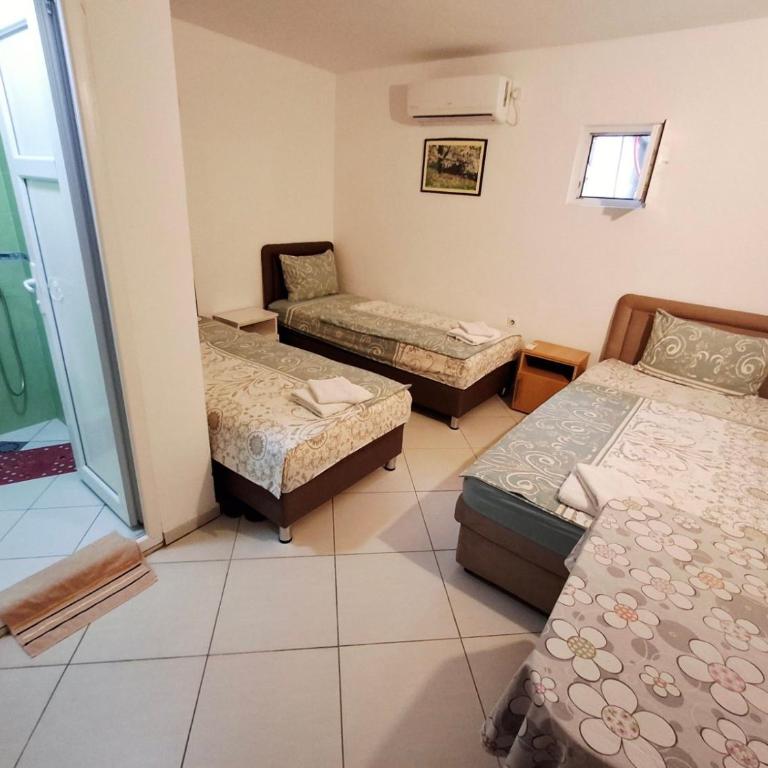 AS MONTENEGRO SUITES - Standardna Dvokrevetna Soba sa Zasebnim Krevetima i Zajedničkim Kupatilom - 3