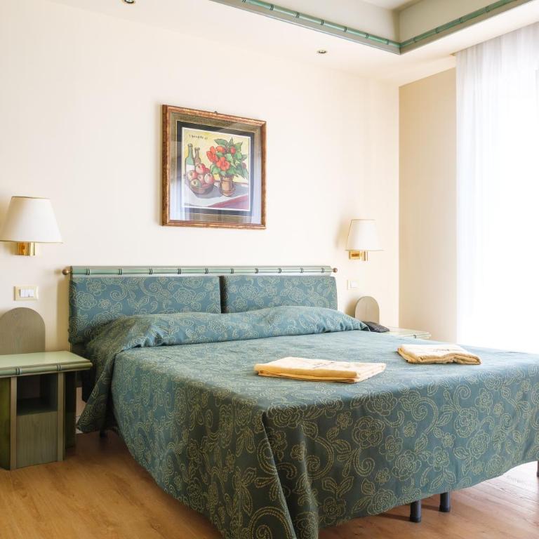 Hotel Montecarlo - Camera Matrimoniale Deluxe con Vista Mare Parziale - 1