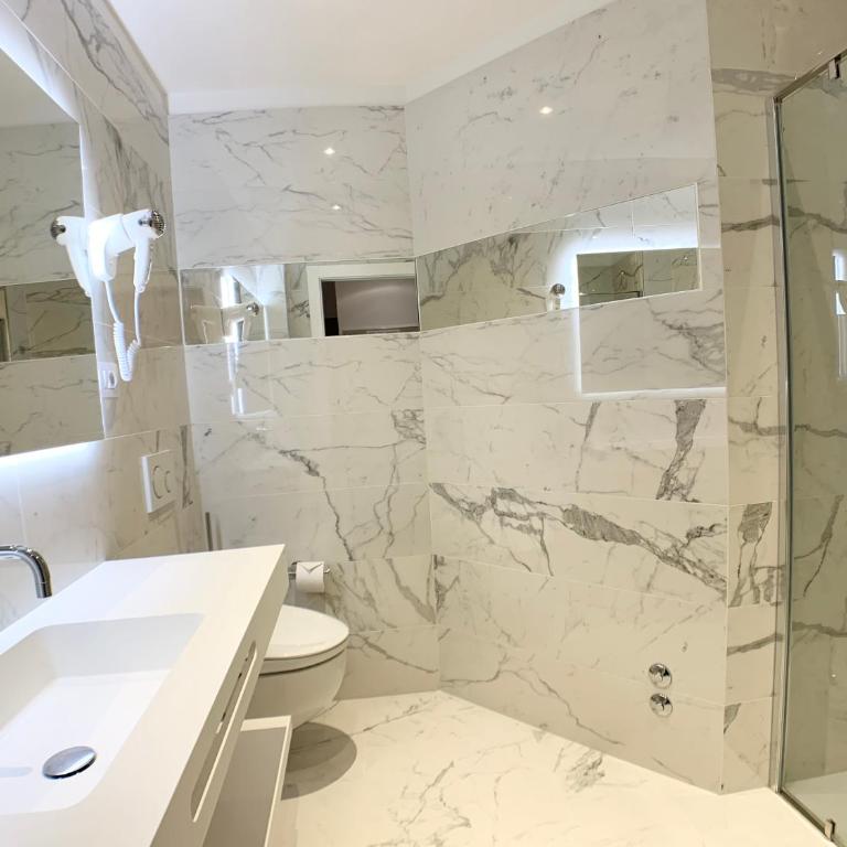 Hotel Beau Rivage Pineta - Camera Familiare con Balcone (2 Adulti + 2 Bambini) - 2