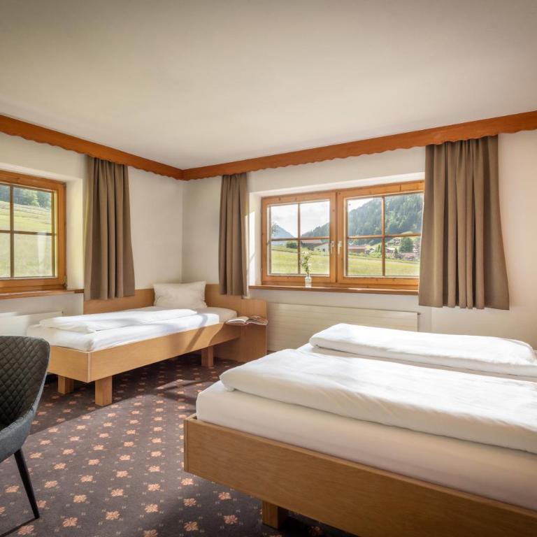 Pension Schneerose - Dreibettzimmer mit Bad - 1