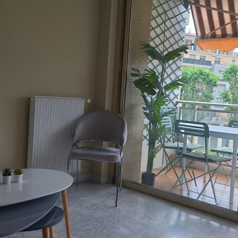 Le REGENCY, appartement familial au cœur du centre-ville, des célèbres jardins Biovès, et seulement à 1 minute à pied de la plage - Apartment mit 3 Schlafzimmern - 2