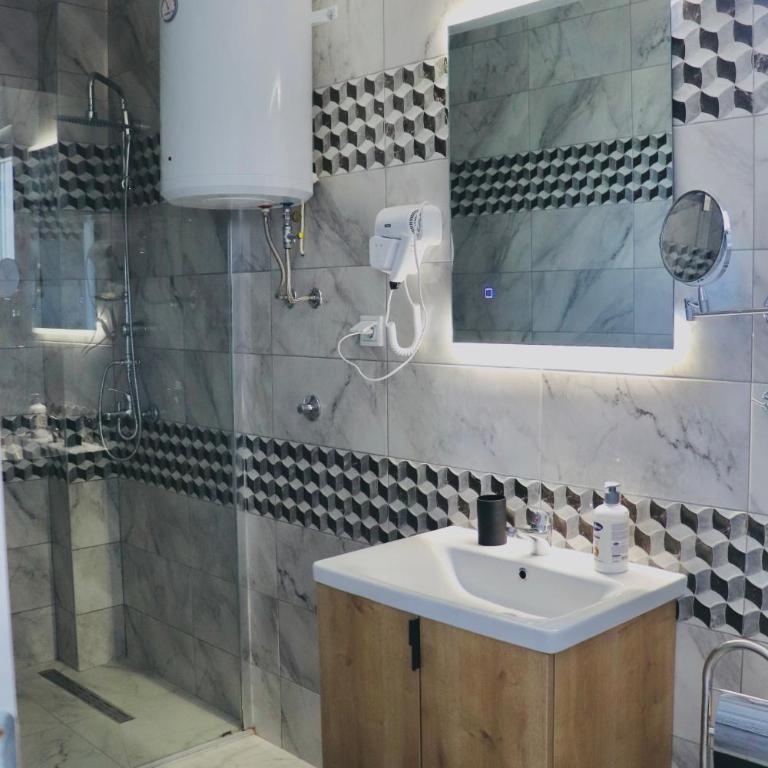Villa Saraj with Swimming Pool & Jacuzzi near Sarajevo - Vila - 37