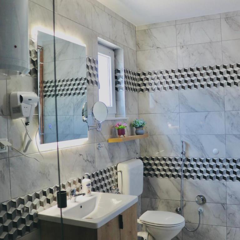 Villa Saraj with Swimming Pool & Jacuzzi near Sarajevo - Vila - 38