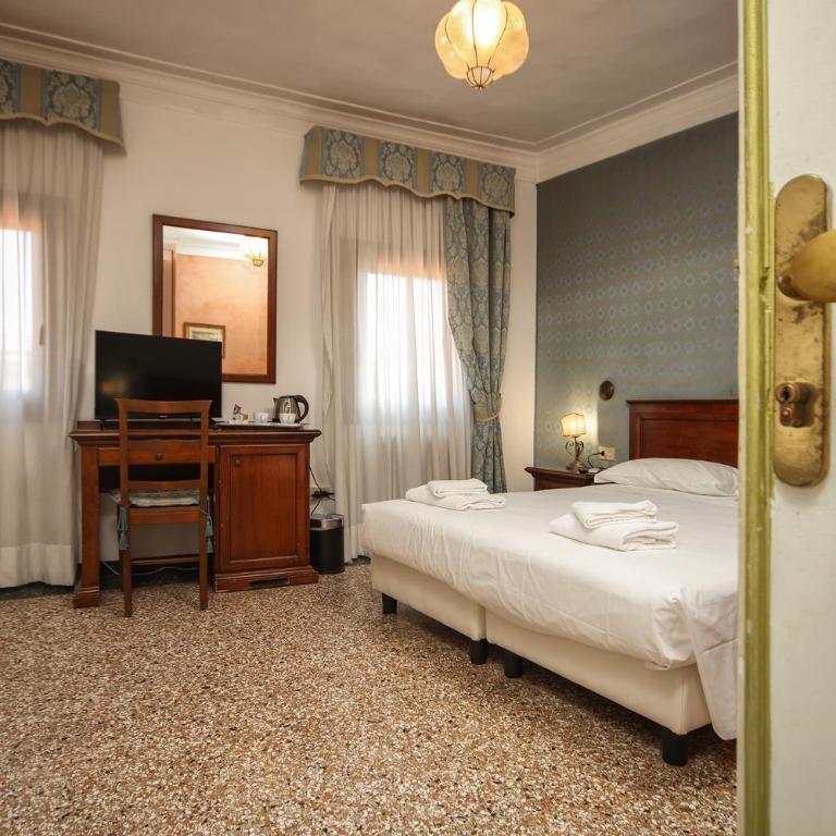 Locanda Antica Venezia - Camera Matrimoniale Standard con Bagno in Comune - 1