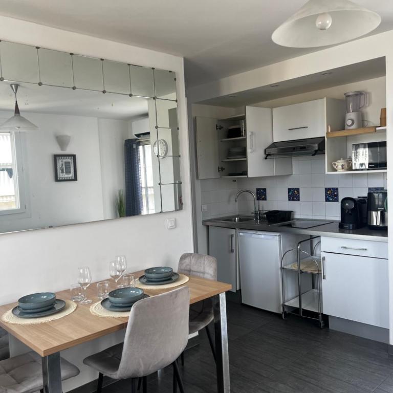 Juan Les Pins 2BR Sunny Top Floor 50m Beach Central - Two-Bedroom Apartment - 7