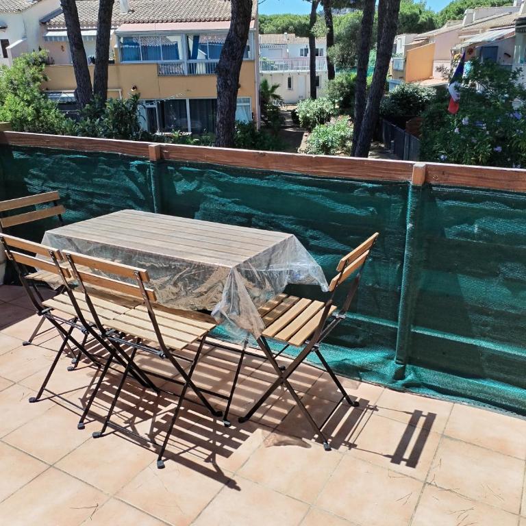 Appartement à 100m du village naturiste,tout équipé, climatisé,place parking - One-Bedroom Apartment - 11