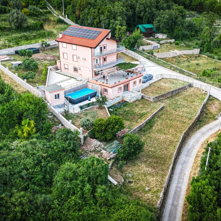 La Vita Bella with pool - Three-Bedroom Vacation Home - 2