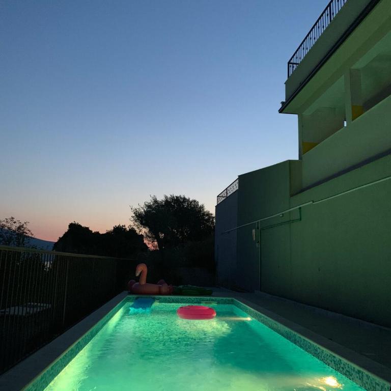 Sunset Paradise with Pool - One-Bedroom Apartment - 10