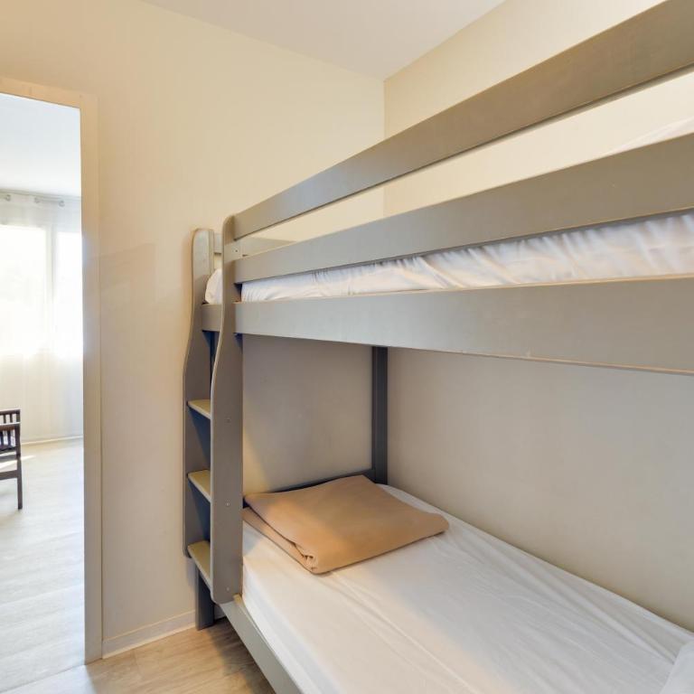 Kyriad Perpignan Sud - Two Standard Room with One Double Bed and Two Single Beds - 4