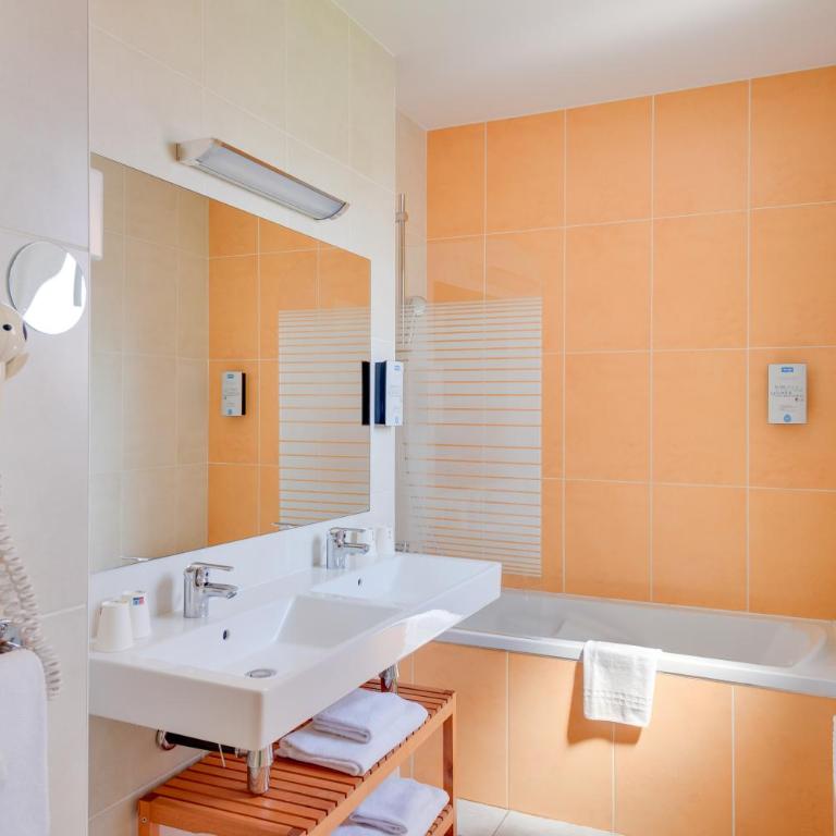 Kyriad Perpignan Sud - Two Standard Room with One Double Bed and Two Single Beds - 3