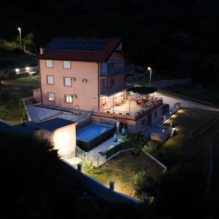 La Vita Bella with pool - Three-Bedroom Vacation Home - 3