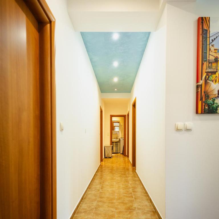 La Vita Bella with pool - Three-Bedroom Vacation Home - 7