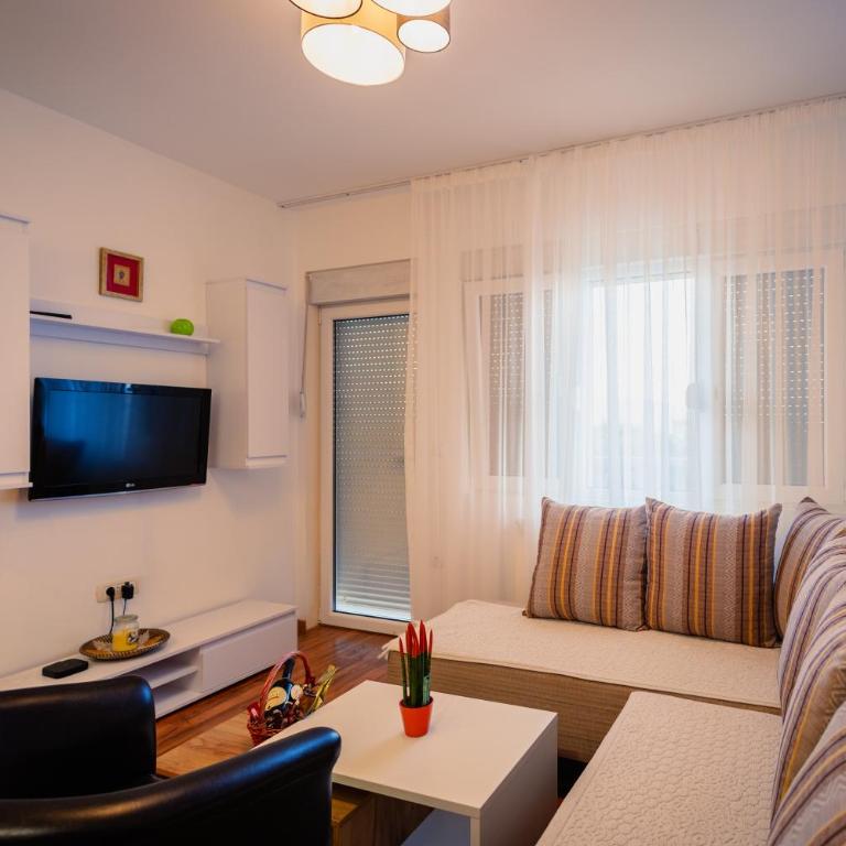 La Vita Bella with pool - Three-Bedroom Vacation Home - 10